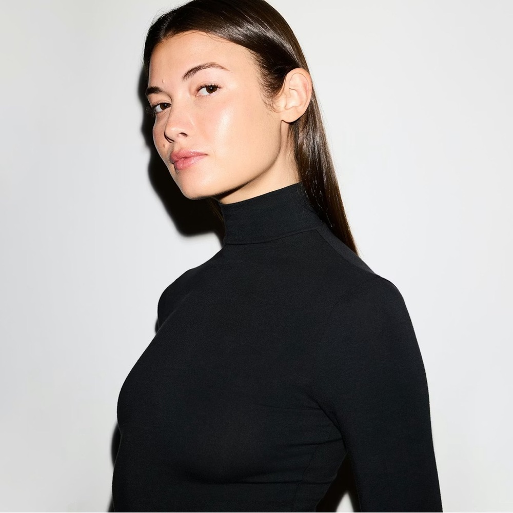 SKIMS Black Long Sleeve Turtleneck Top - Picture 2 of 3
